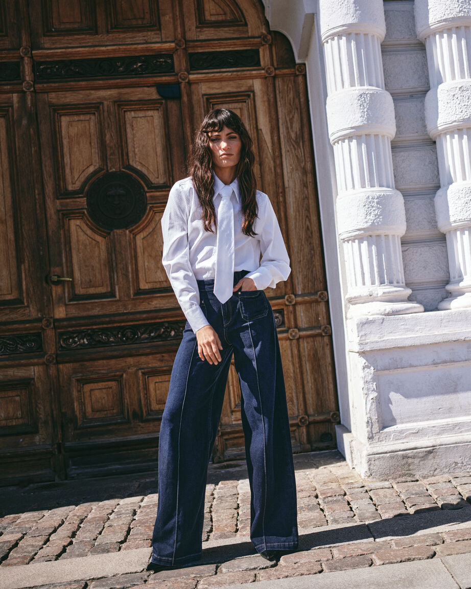 Modelshot / White / Detail